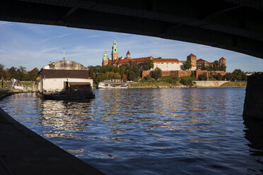 Poland, Krakow, view to Wawel Castle from under the bridge on Vistula River - ABOF00414