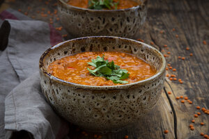 Rote Linsensuppe mit Paprika, Ingwer, Kokosnussmilch und Koriander - LVF07650