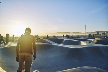 Jugendlicher auf dem Skateboard am Venice Beach, USA - FOLF09603