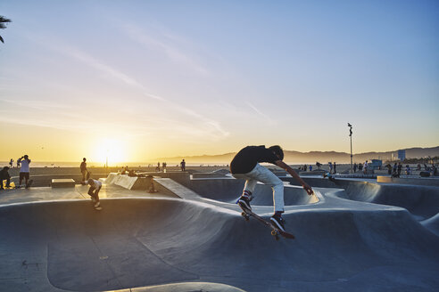 Jugendlicher auf dem Skateboard am Venice Beach, USA - FOLF09604