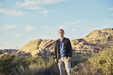 Mann stehend im Joshua Tree National Park, USA - FOLF09608