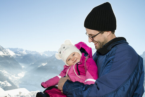 Porträt eines Vaters und eines kleinen Mädchens in Vorarlberg - FOLF09617