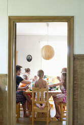Familie am Esstisch in Schweden - FOLF09622