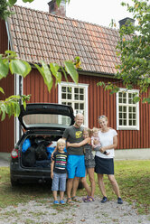 Familienporträt vor einem Haus in Smaland, Schweden - FOLF09623