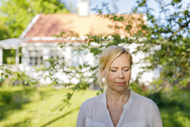 Porträt einer reifen Frau in Ostergotland, Schweden - FOLF09624