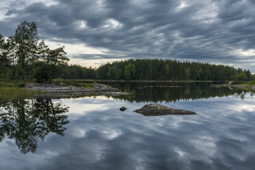 Bedeckter Himmel, der sich in einem Fluss in Ostergotland, Schweden, spiegelt - FOLF09629