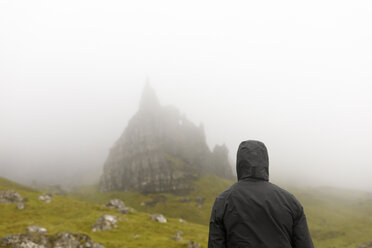 Frau mit Kapuze bei Old Man of Storr auf der Isle of Skye, Schottland - FOLF09636