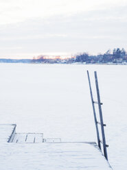 Leiter gegen Deck im Schnee in Sigtuna, Schweden - FOLF09654