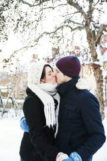 Küssendes Paar im Schnee in Enskede, Schweden - FOLF09660