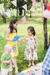 Kinder beim Geburtstagspicknick - FOLF09676