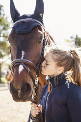 Teenager-Mädchen küsst ein Pferd in Schweden - FOLF09724