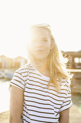 Jugendliches Mädchen im Sonnenschein in Hano, Schweden - FOLF09725