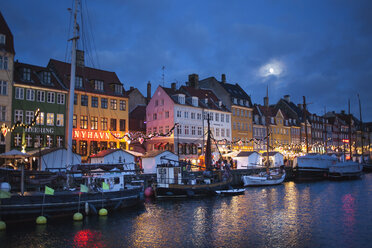 Das Hafenviertel Nyhavn bei Nacht in Kopenhagen, Dänemark - FOLF09727