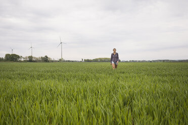 Landarbeiter geht durch ein Feld - FOLF09739