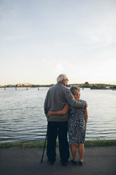 Älteres Paar steht am See in Karlskrona, Schweden - FOLF09751