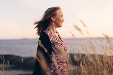 Frau am Strand in Blekinge, Schweden - FOLF09754