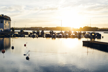 Boote im Yachthafen bei Sonnenuntergang in Karlskrona, Schweden - FOLF09757