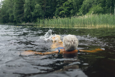 Ältere Frau beim Schwimmen im See Kappemalgol, Schweden - FOLF09758