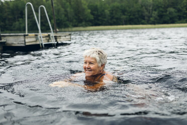 Senior woman swimming in Lake Kappemalgol, Sweden - FOLF09760