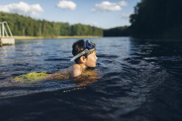 Junge schwimmt in einem See in Kappemalagol, Schweden - FOLF09763