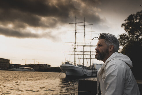 Mann am Hafen in Stockholm, Schweden - FOLF09771
