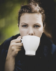 Frau trinkt aus Teetasse - FOLF09772