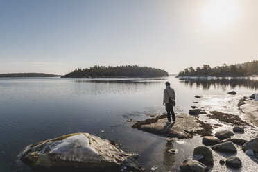 Mann steht am See in Sodermanland, Schweden - FOLF09777