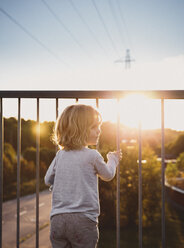 Mädchen auf einem Balkon bei Sonnenuntergang in Skarpnack, Schweden - FOLF09789