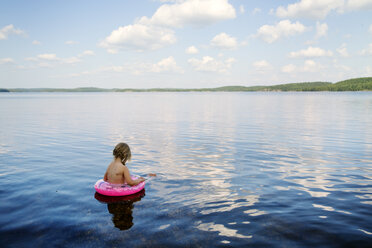 Mädchen schwimmt in einem See in Finnland - FOLF09839