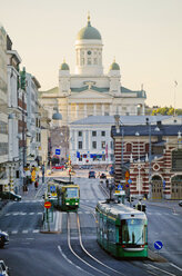 Straßenbahnen am Dom von Helsinki, Finnland - FOLF09850
