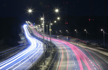 Lichtspuren auf einer nächtlichen Autobahn in Helsinki, Finnland - FOLF09852