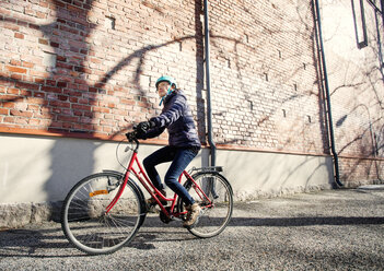 Mittlere erwachsene Frau auf einem Fahrrad in Lahti, Finnland - FOLF09854