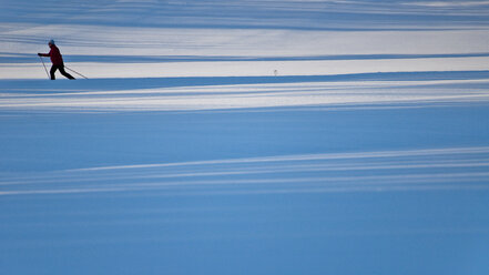 Person beim Skifahren in Vantaa, Finnland - FOLF09866