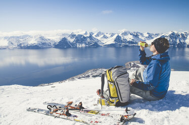 Skifahrer auf Schnee sitzend in Lyngen, Norwegen - FOLF09873