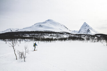 Person beim Skifahren in Lyngen, Norwegen - FOLF09874