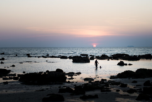 Menschen schwimmen am Strand bei Sonnenuntergang auf Peter Island in der Karibik - FOLF09883
