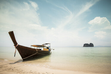 Boot an einem Strand in Thailand festgemacht - FOLF09884