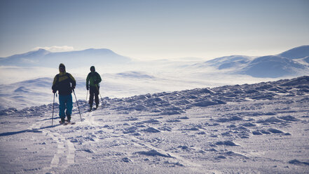 Zwei Wanderer im Schnee in Jamtland, Schweden - FOLF09888