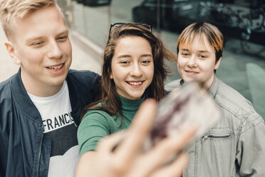 Teenager machen ein Selfie auf einer Straße in Schweden - FOLF09900