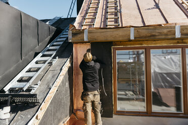 Dachdeckerarbeiten an einem Gebäude in Stockholm, Schweden - FOLF09901