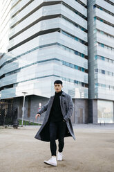 Spain, Barcelona, stylish young man posing on the street - JRFF02451