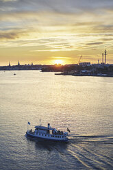 Fahrgastschiff auf dem Fluss bei Sonnenuntergang in Stockholm, Schweden - FOLF09931
