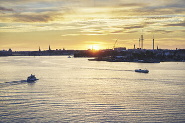 Fahrgastschiff auf dem Fluss bei Sonnenuntergang in Stockholm, Schweden - FOLF09932