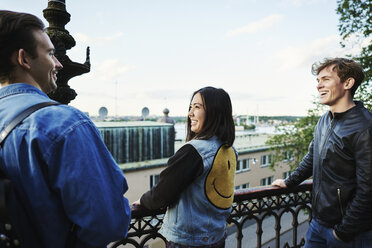Lachende Freunde auf einem Balkon in Stockholm, Schweden - FOLF09948
