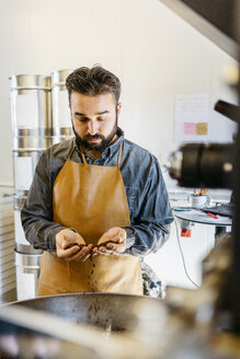 Ein Kleinunternehmer arbeitet in seiner Kaffeerösterei - FOLF09988