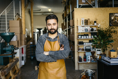 Kleinunternehmer in seiner Kaffeerösterei, lizenzfreies Stockfoto