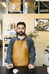 Small business owner in his coffee roaster shop - FOLF10001