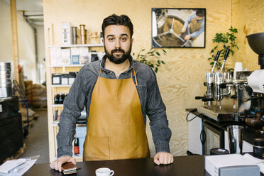 Small business owner in his coffee roaster shop - FOLF10002