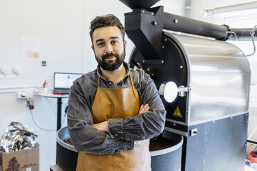 Kleinunternehmer in seiner Kaffeerösterei - FOLF10004