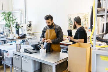 Zwei Männer kochen Kaffee in einer Großküche in Schweden - FOLF10009